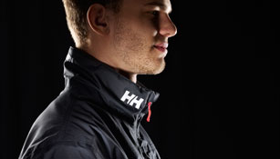 Col montant de la veste CREW de chez helly-hansen - ORANGEMARINE