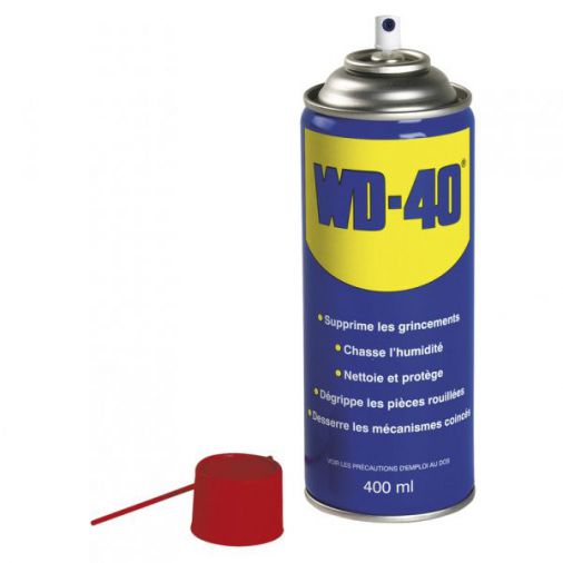 Comment remettre en état un moteur hors-bord tombé à l'eau - aérosol WD 40